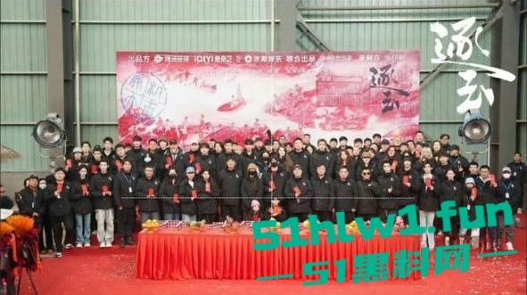 横店【玺尚酒店】逐玉剧组大瓜!三名武行轮奸一名女化妆师本来是4P淫乱闹大了变轮奸。-25