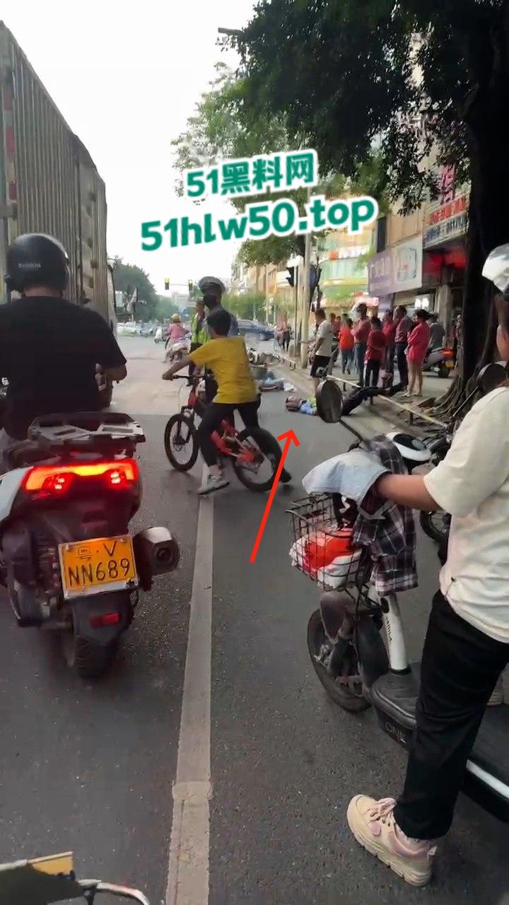 广东潮汕暴躁男在线作死,只因未戴头盔强行躲检撞飞交警双双倒地不起满脸是伤!-6