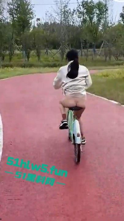 家有娇妻【1】老婆挑战裸体骑单车逛公园,随机抽选一位路人共同交流玩耍。-4