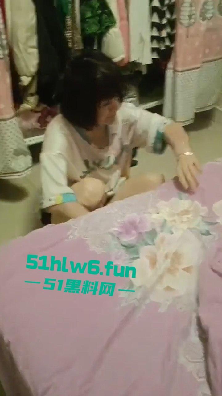 四川达州狗男女出轨抓奸在床,秃头奸夫被对方老公暴打出血躺地喊妈。-7