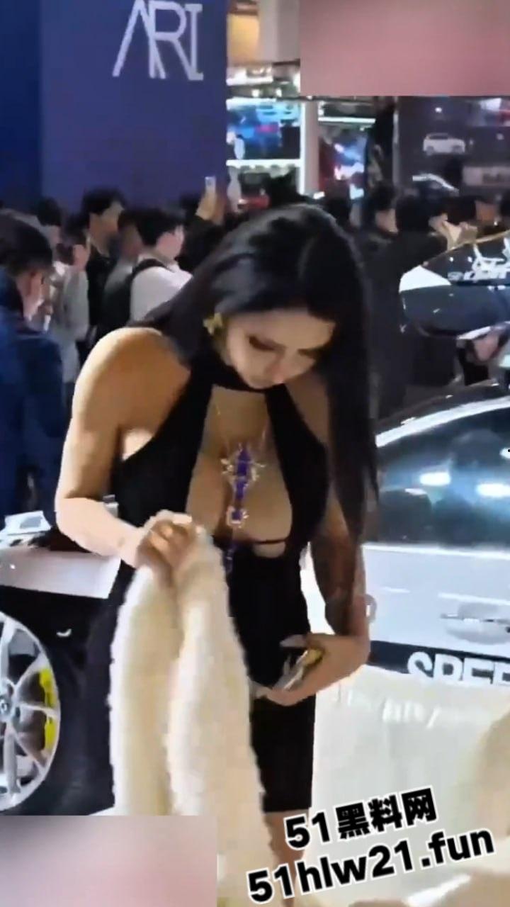 瓜友偷拍车展模特,高颜值F罩杯性感女神竟勒不住奶,走光一幕被瓜友偷拍疯传。-1