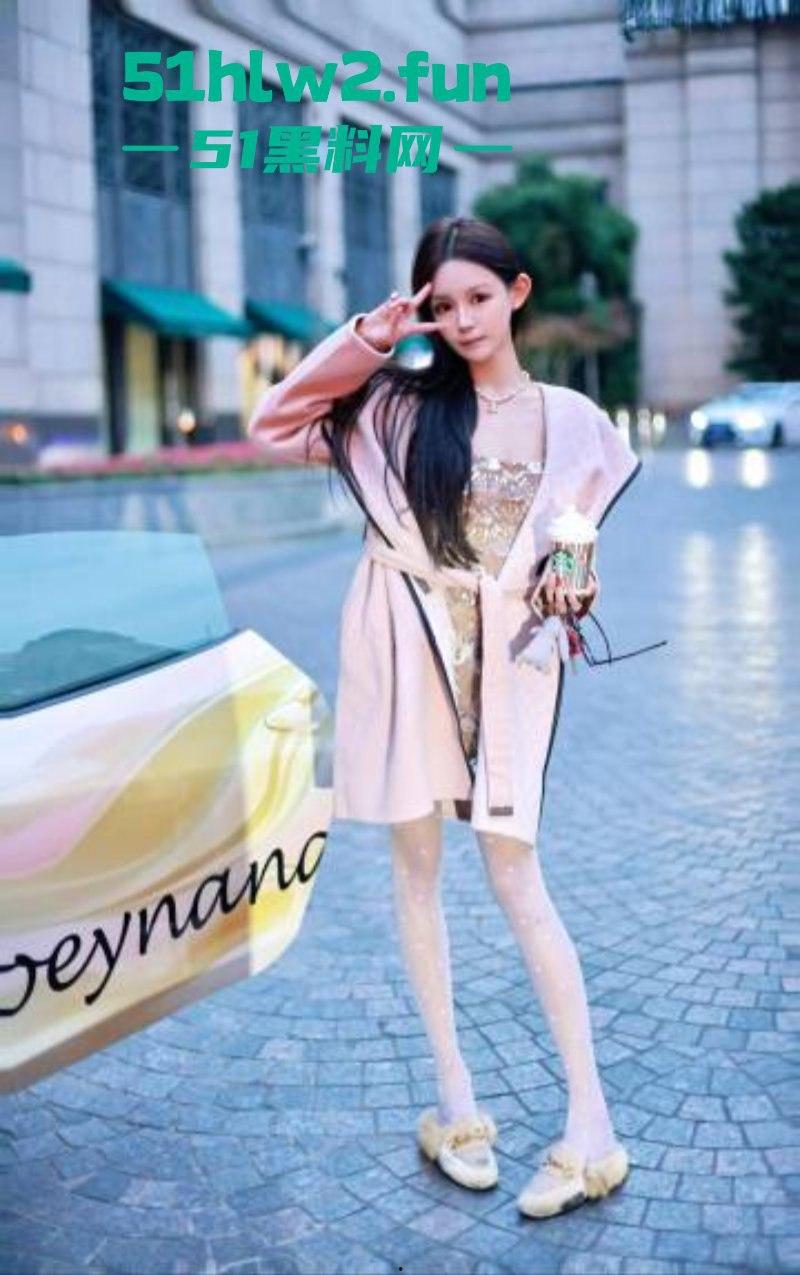 玩大了!抖音女网红【周艺zoyenana】为博眼球开法拉利横冲直撞玩炫富,被警察连人带车一起押走。-5