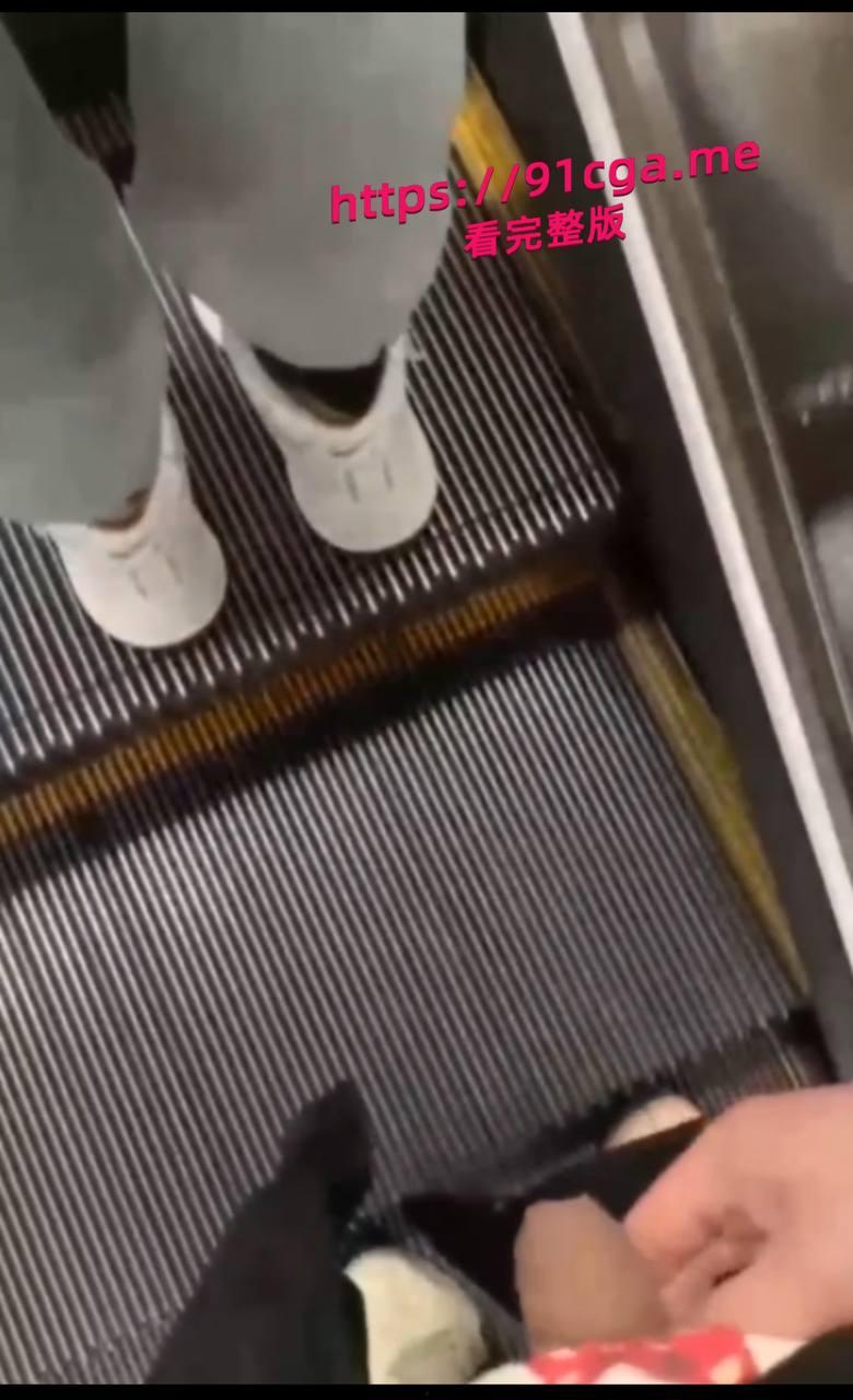 地铁惊现放水狂魔 尾随美女撒尿 有变态出没请注意!-2