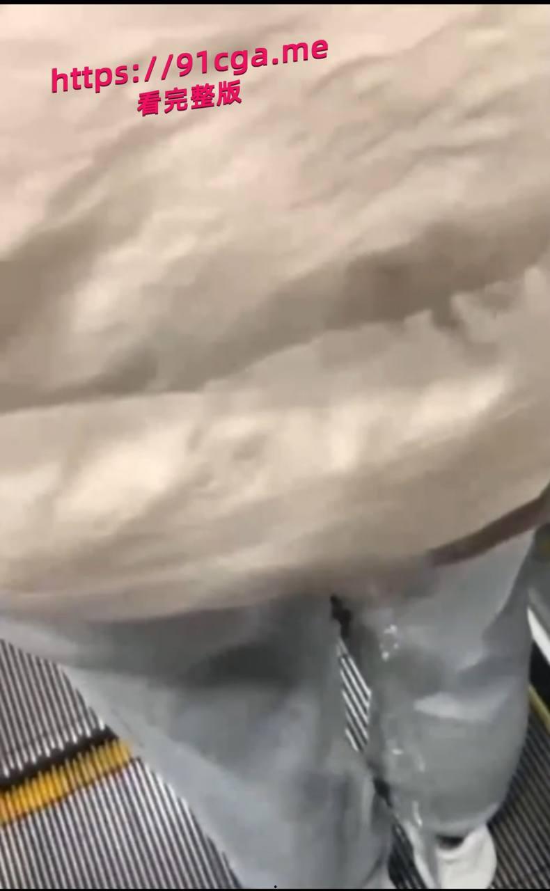 地铁惊现放水狂魔 尾随美女撒尿 有变态出没请注意!-3