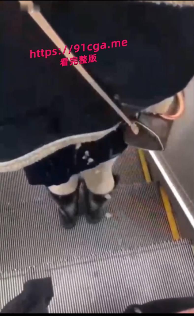 地铁惊现放水狂魔 尾随美女撒尿 有变态出没请注意!-4