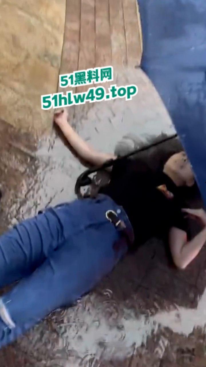 广西南宁少女【吴紫琪】被已婚渣男骗情又骗身,玩腻后遭抛弃崩溃跳楼惨死雨天街头曝光。-15