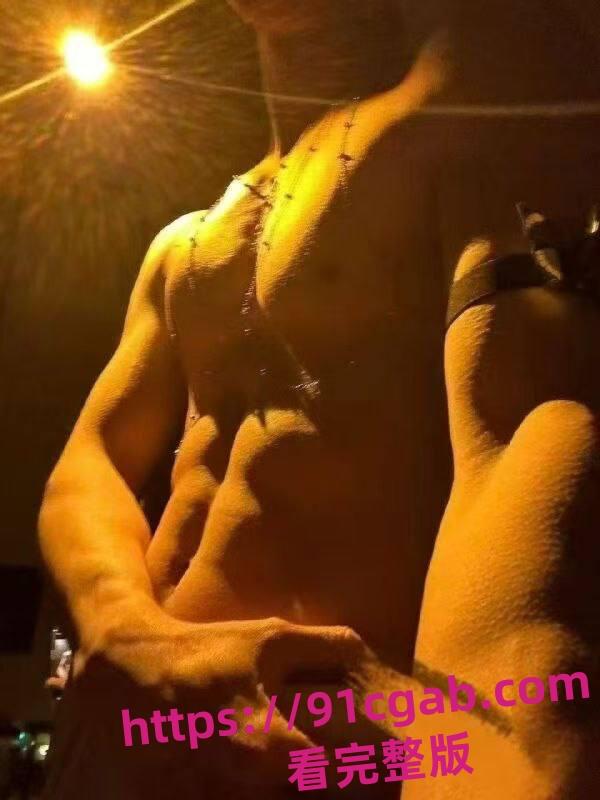 约炮肌肉男大翻车!网恋奔现货不对板,聊天记录曝光,笑翻全网!-1