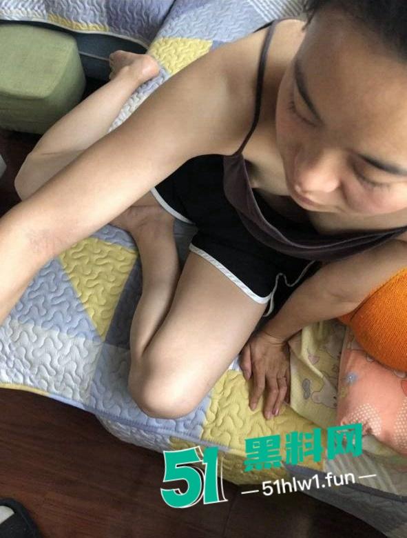 震惊!七岁男童为了游戏皮肤不惜把拿妈妈照片视频的跟人交换,偷拍妈妈大量裸照和视频传出。-9