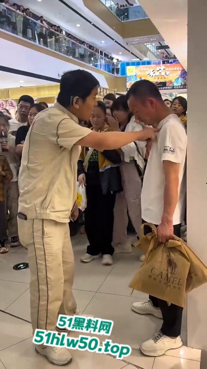 江西小三在商场被原配当场抓现行,上来直接拽头发踹下体,怒扇老婆情夫惹众人围观。-6