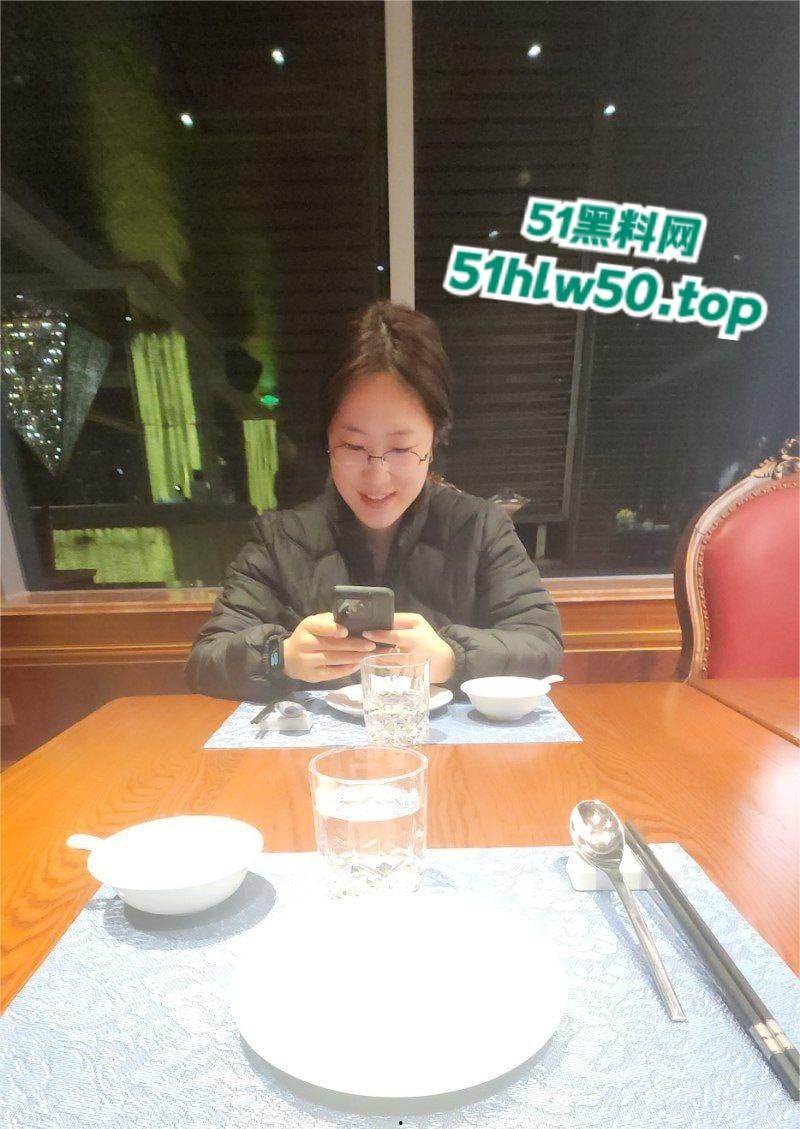 西南交通大学女研究生【吴欣遥】168cm肥臀大奶,深喉群P炮机SM全体验惊爆校园秘闻,真是学历越高玩的越花!-4