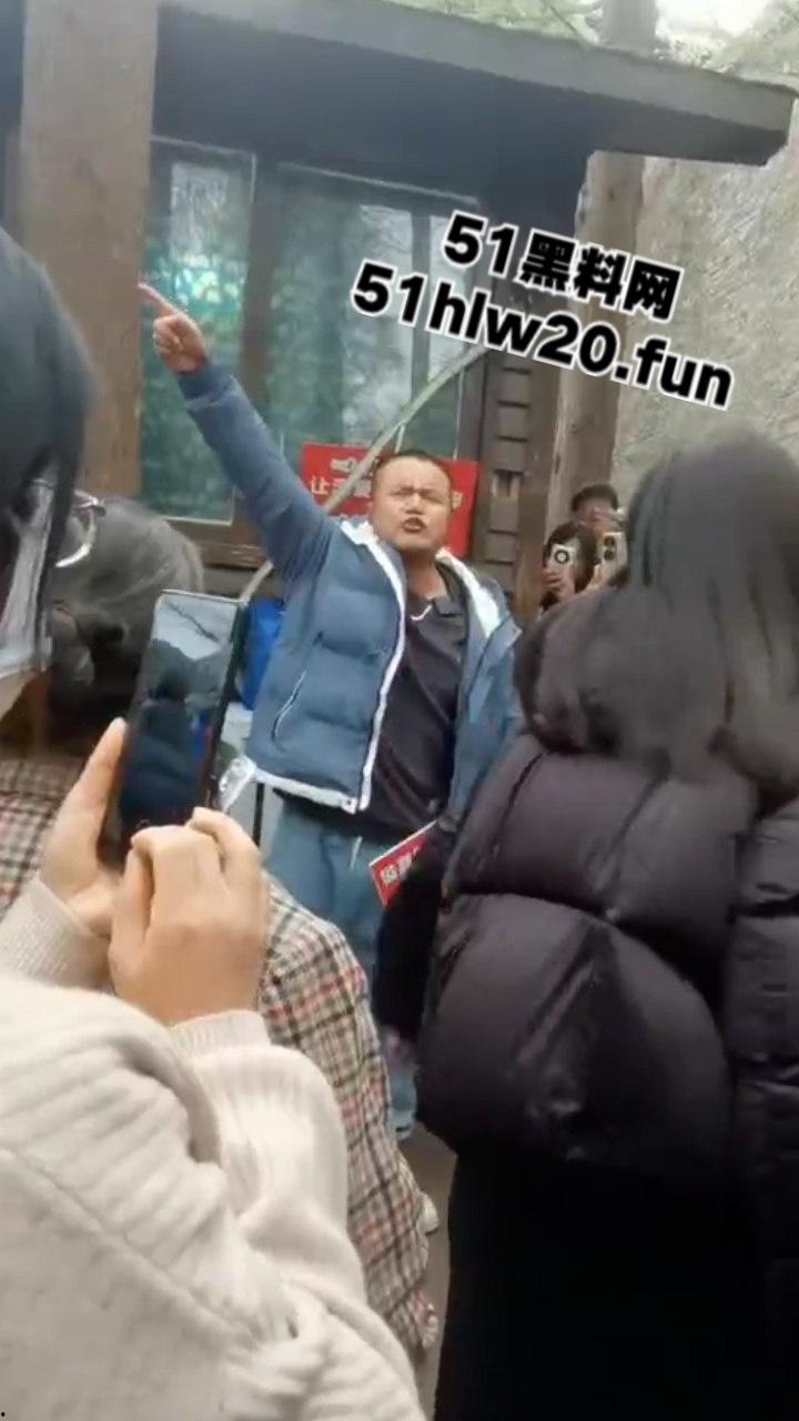 江苏南京相亲角嘴强男女对彩礼问题激烈嘴炮,堪比说唱battle现场!不给彩礼等于白嫖。-2