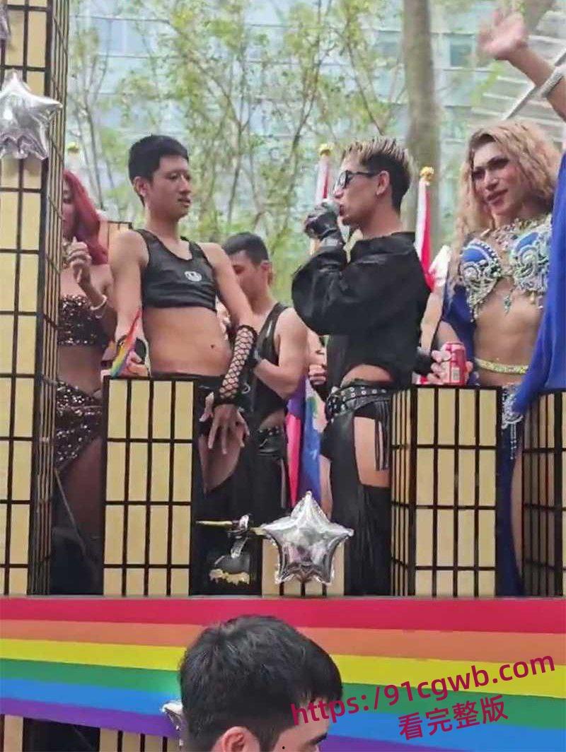 2025台湾同志游行现场实录 15万人雨中狂欢湿身骚扭 喊话兄妹也有结婚权利 伦理彻底崩盘堪称变态盛宴！-4