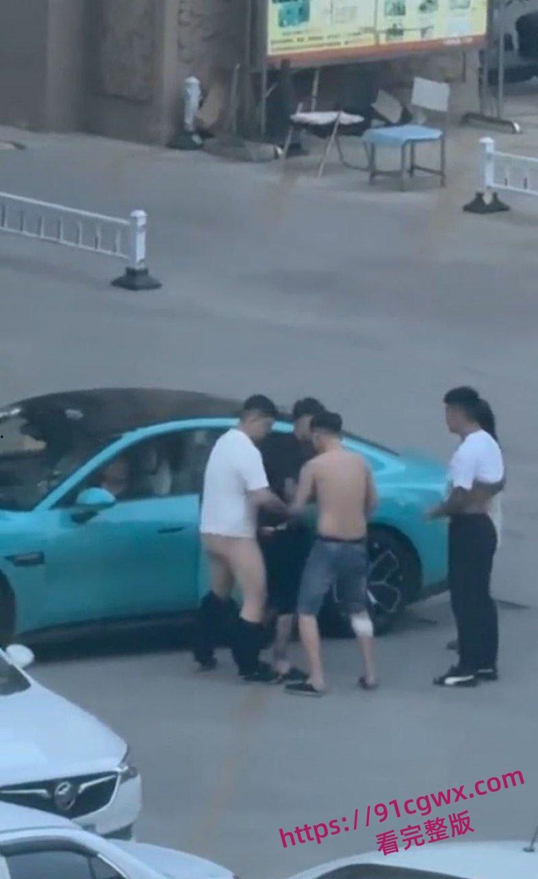 东营蓝色小米SU7 男同野战视频完整版 光天化日俩男在车头大战 后入翘臀猛怼狂干 完全无视围观群众异样眼光!-2