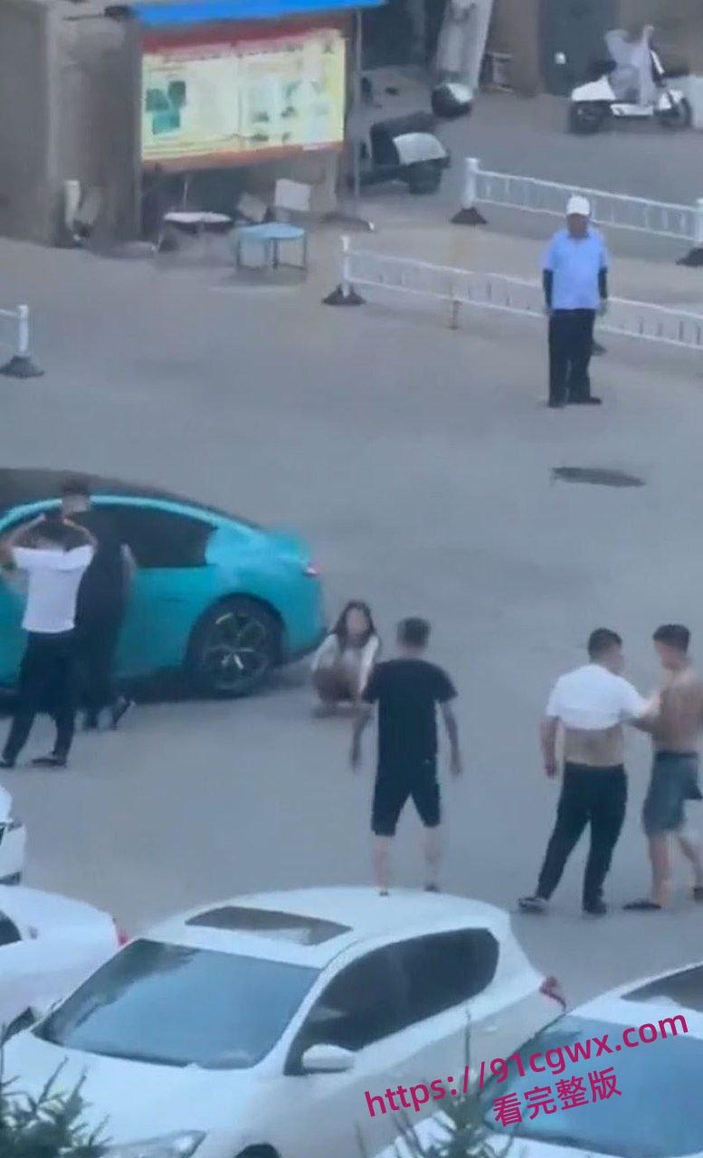 东营蓝色小米SU7 男同野战视频完整版 光天化日俩男在车头大战 后入翘臀猛怼狂干 完全无视围观群众异样眼光!-3