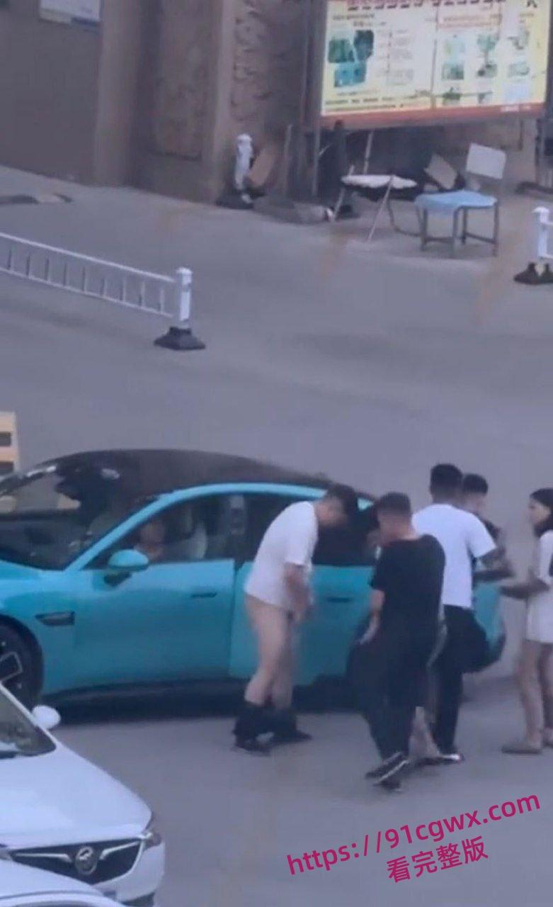 东营蓝色小米SU7 男同野战视频完整版 光天化日俩男在车头大战 后入翘臀猛怼狂干 完全无视围观群众异样眼光!-4