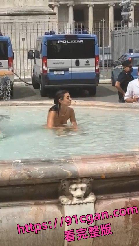 小情侣大白天户外毫不避讳 直接在楼梯上玩口交!被上方瓜友偷拍流出视频!-1