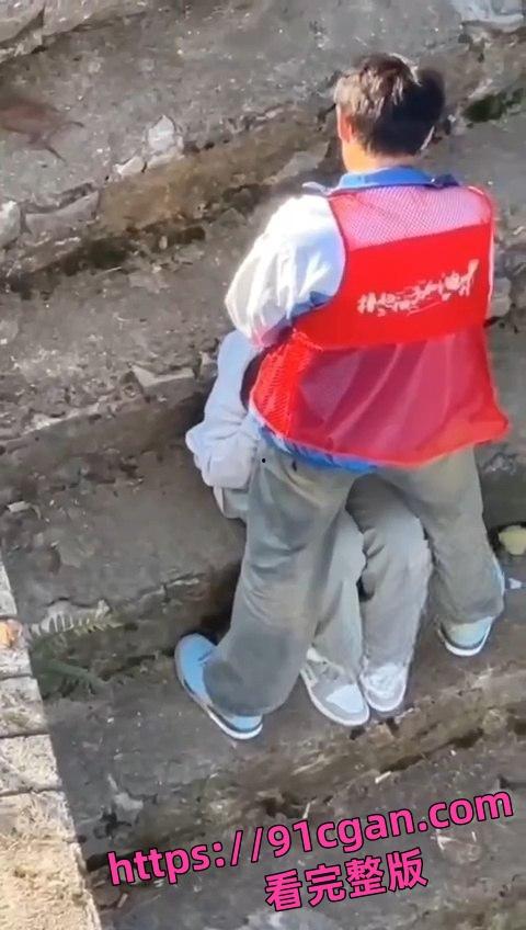 小情侣大白天户外毫不避讳 直接在楼梯上玩口交!被上方瓜友偷拍流出视频!-2
