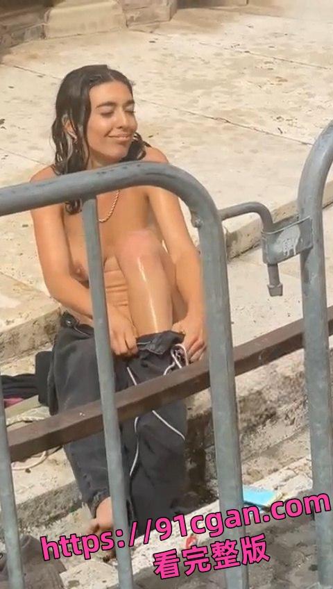 小情侣大白天户外毫不避讳 直接在楼梯上玩口交!被上方瓜友偷拍流出视频!-3