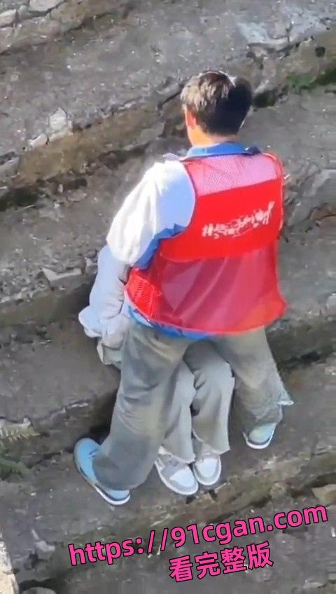 小情侣大白天户外毫不避讳 直接在楼梯上玩口交!被上方瓜友偷拍流出视频!-4