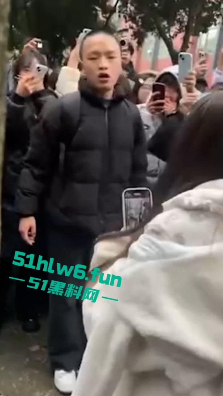 成都托普信息技术职业学院纯爱战神遭背叛,纯爱战士应声倒地当场泪诉全过程引学生围观!-1