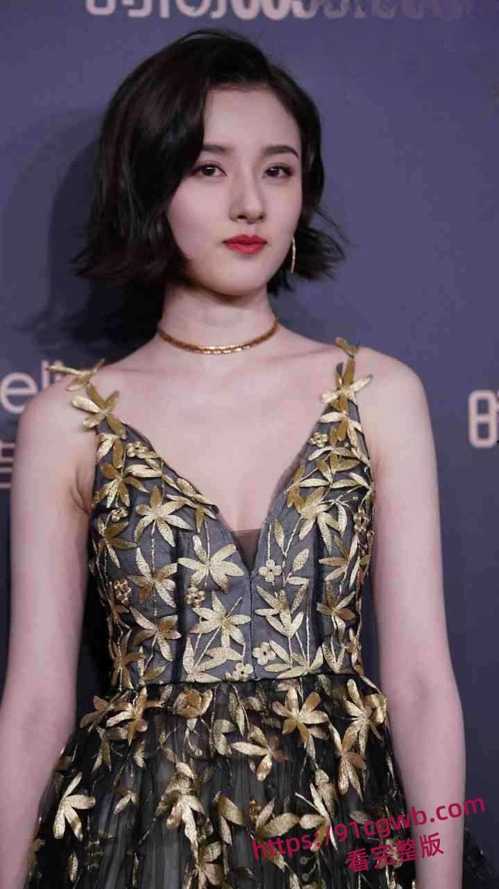 宋祖儿机场真空露脐装,小乳头活蹦乱跳,被狗仔发现了还想遮掩。附带一比一AI视频!-3