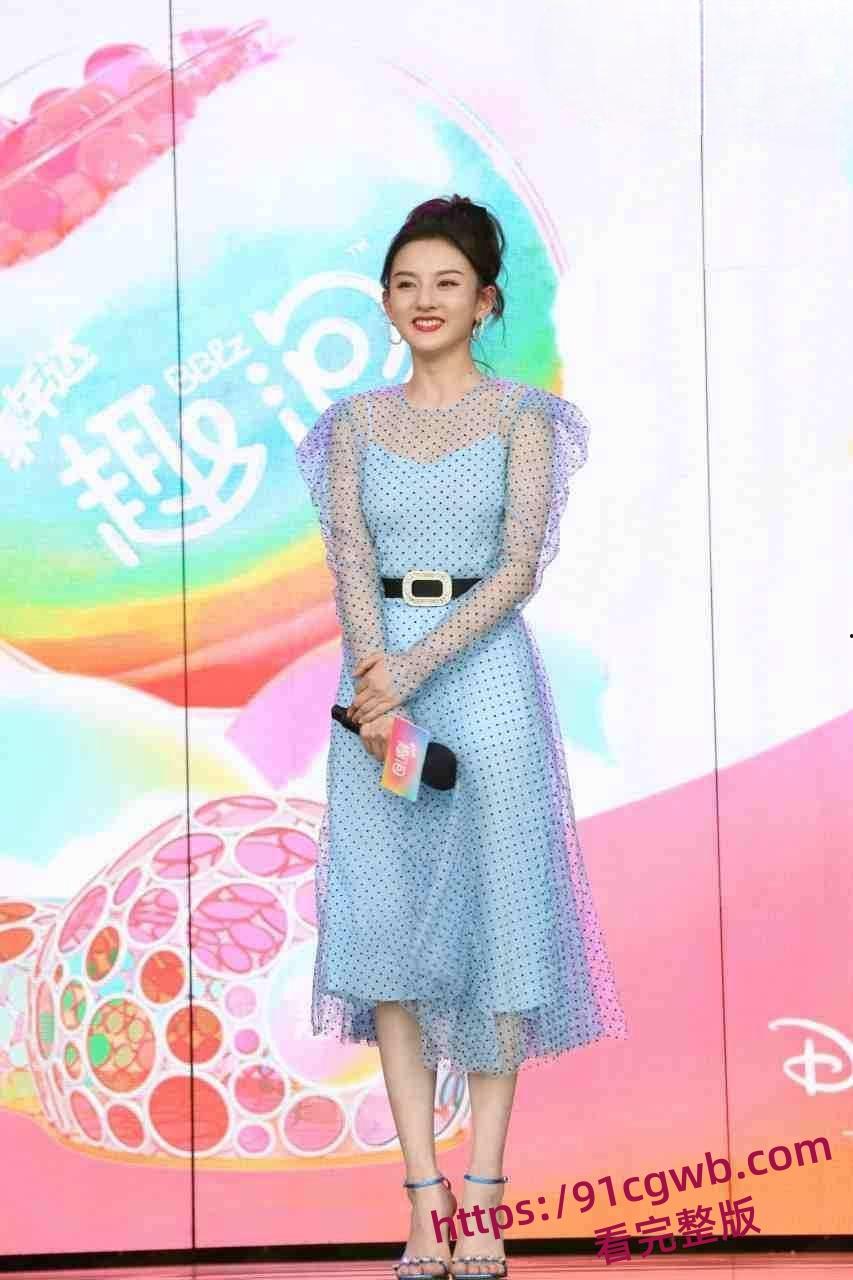 宋祖儿机场真空露脐装,小乳头活蹦乱跳,被狗仔发现了还想遮掩。附带一比一AI视频!-4