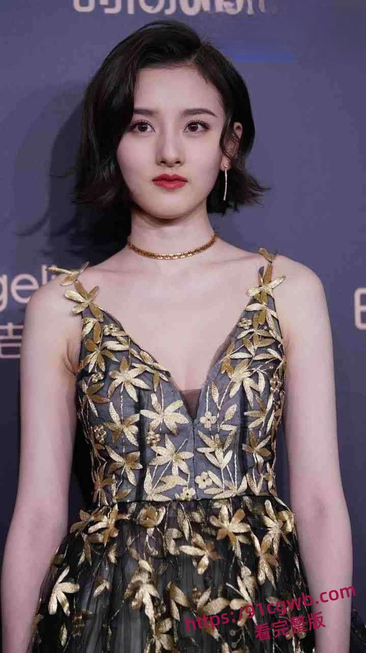 宋祖儿机场真空露脐装,小乳头活蹦乱跳,被狗仔发现了还想遮掩。附带一比一AI视频!-13