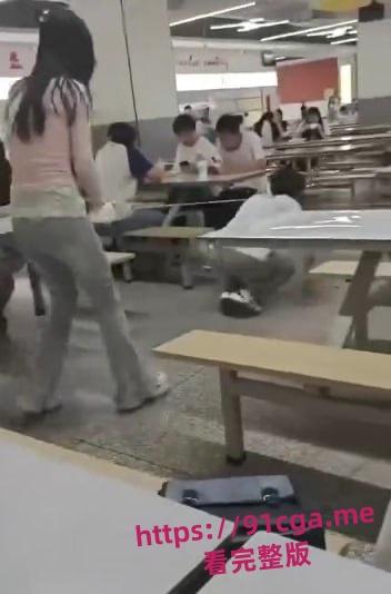 某大学校园食堂瓦学弟当众调教 被粉衣女主当狗一样牵引!-1