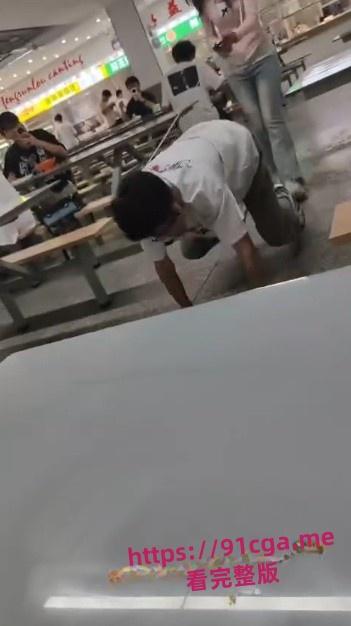 某大学校园食堂瓦学弟当众调教 被粉衣女主当狗一样牵引!-5