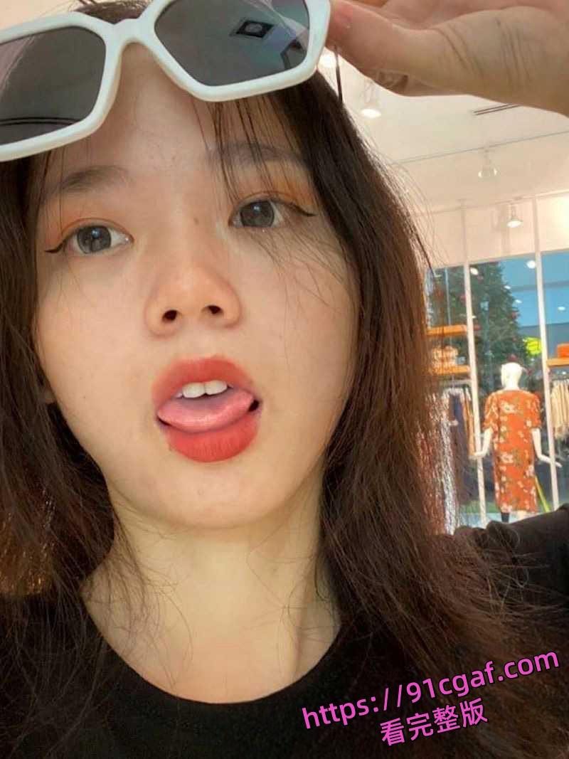 骚货偷情出轨成性被发现后继续出轨 男友一怒之下曝光她下跪道歉和性爱视频!-1