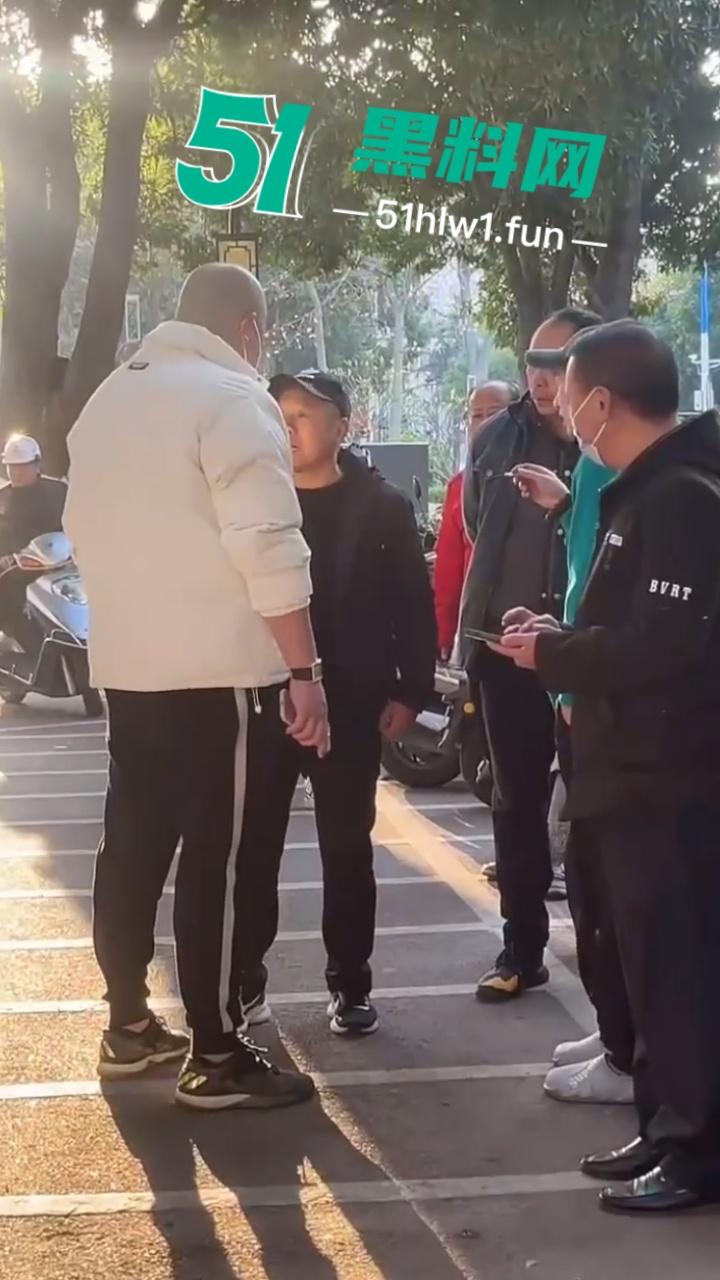 泉州石狮鸳鸯池公园免费爱心早餐摊,被大爷破口大骂只因来晚没拿到油条,果然生米恩斗米仇啊。-1