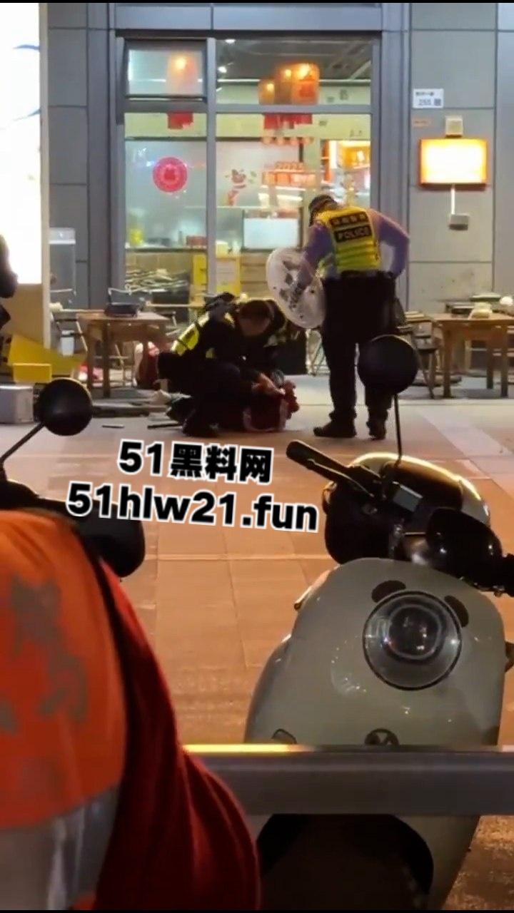 深圳龙华壹方城守财奴夫妇拖欠工资不给钱,逼疯老实人双刀抡砍跟剁肉一样无情送两人升天!-2