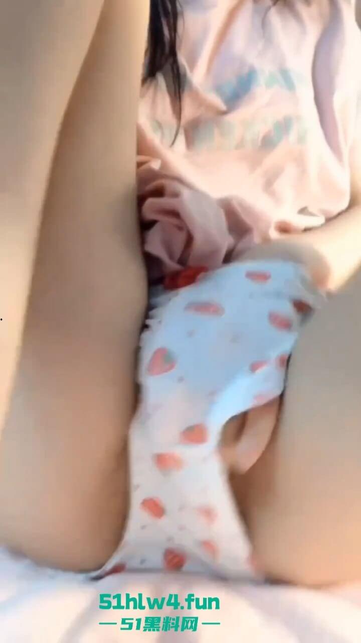 四川宜宾学院学生妹【卢文倩】兼职卖小片,绝美粉鲍自慰抠逼淫水流泄如雨的样貌外漏。-1