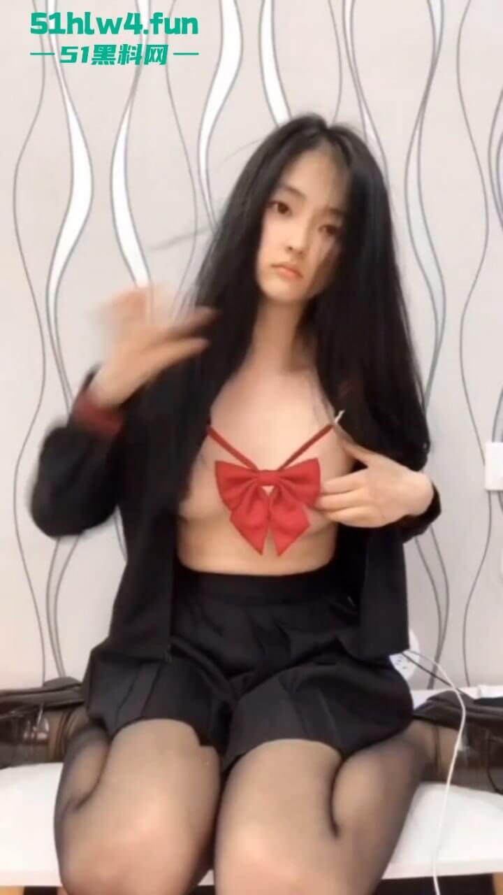 四川宜宾学院学生妹【卢文倩】兼职卖小片,绝美粉鲍自慰抠逼淫水流泄如雨的样貌外漏。-4