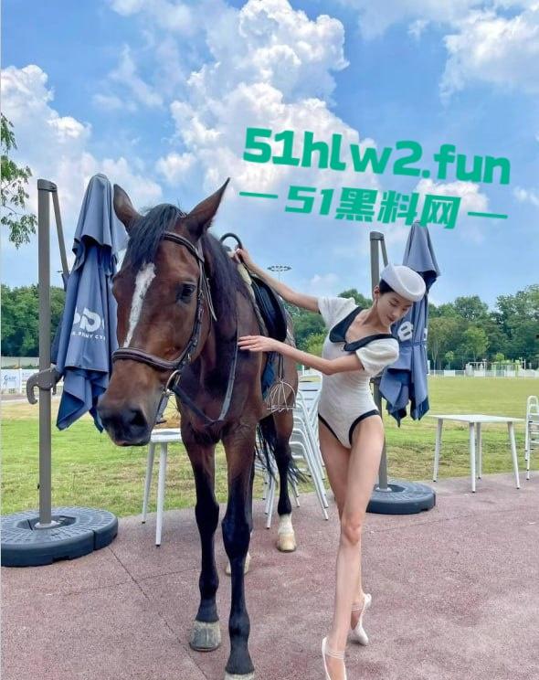 深圳罗湖区舞蹈老师【宋欣】福利炸裂,酒店黑丝一字马,听金主指令劈叉捏乳,十分钟撸点拉满!-1