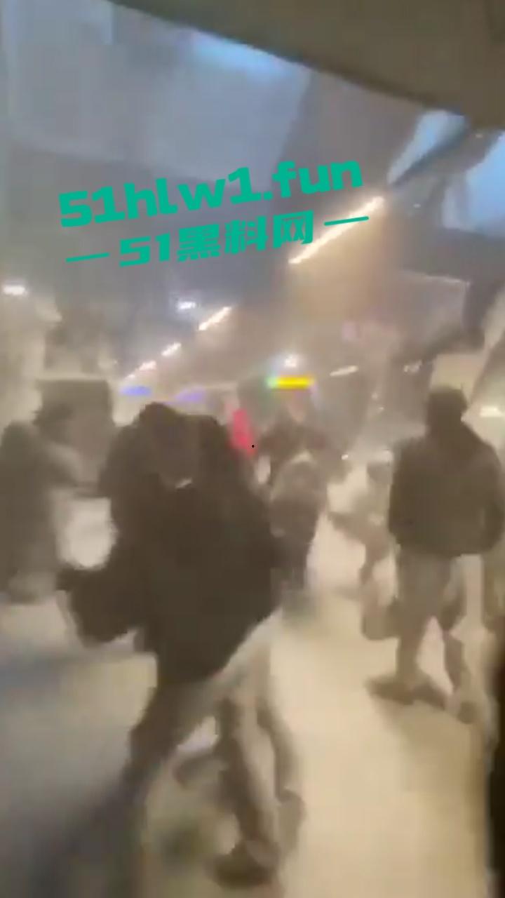 法国特拉斯堡 有轨电车相撞事件 现场烟雾弥漫 受伤人数高达50多人 事故原因已进行调查 目前排除人为因素-2