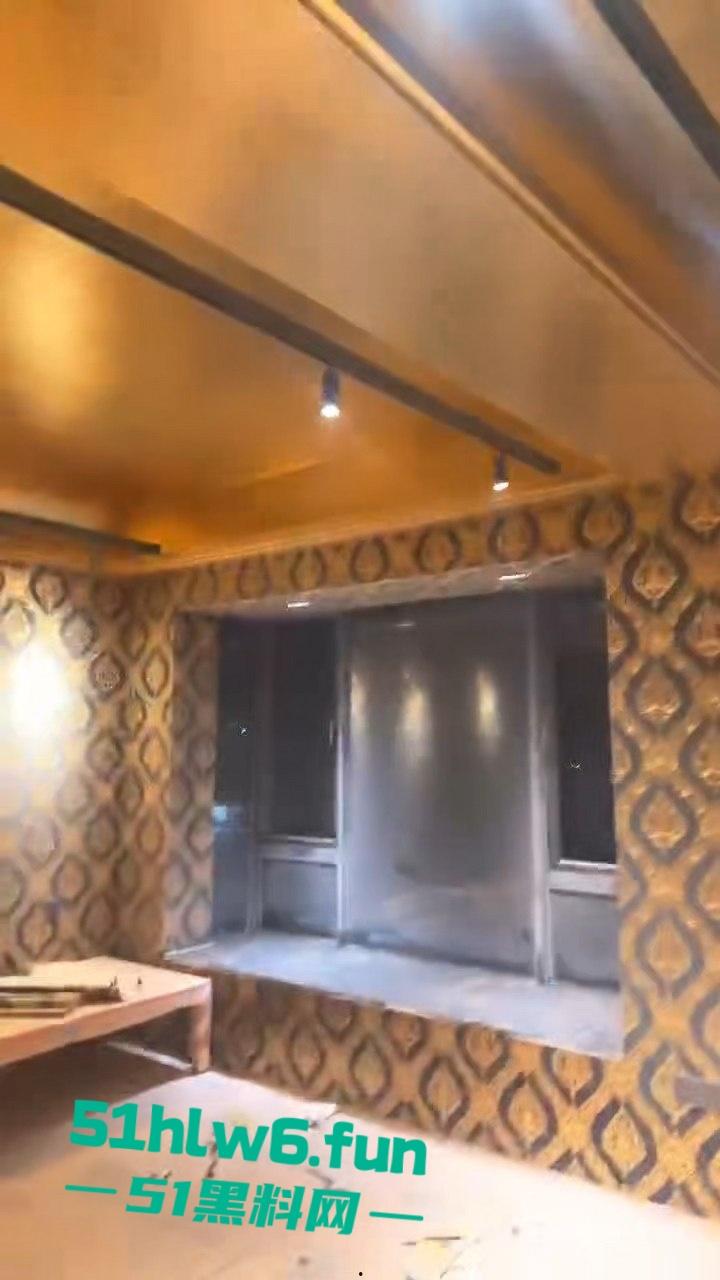 佛山宏宇天御江畔小区,有人装修“骨灰房”引众愤,警方介入律师称可起诉侵权。-10