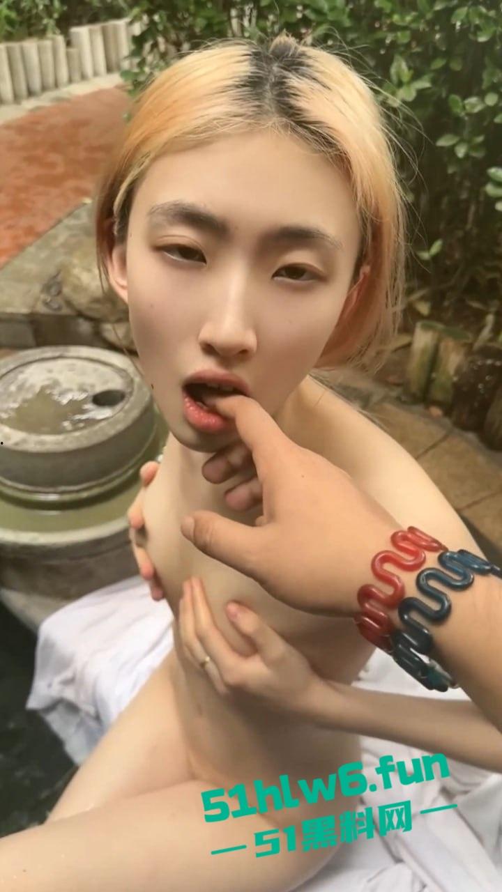 顶级身材校花女神【濑濑】身材高挑腿长逆天,被土豪调教自慰露出全裸游走学校性感至极。-2