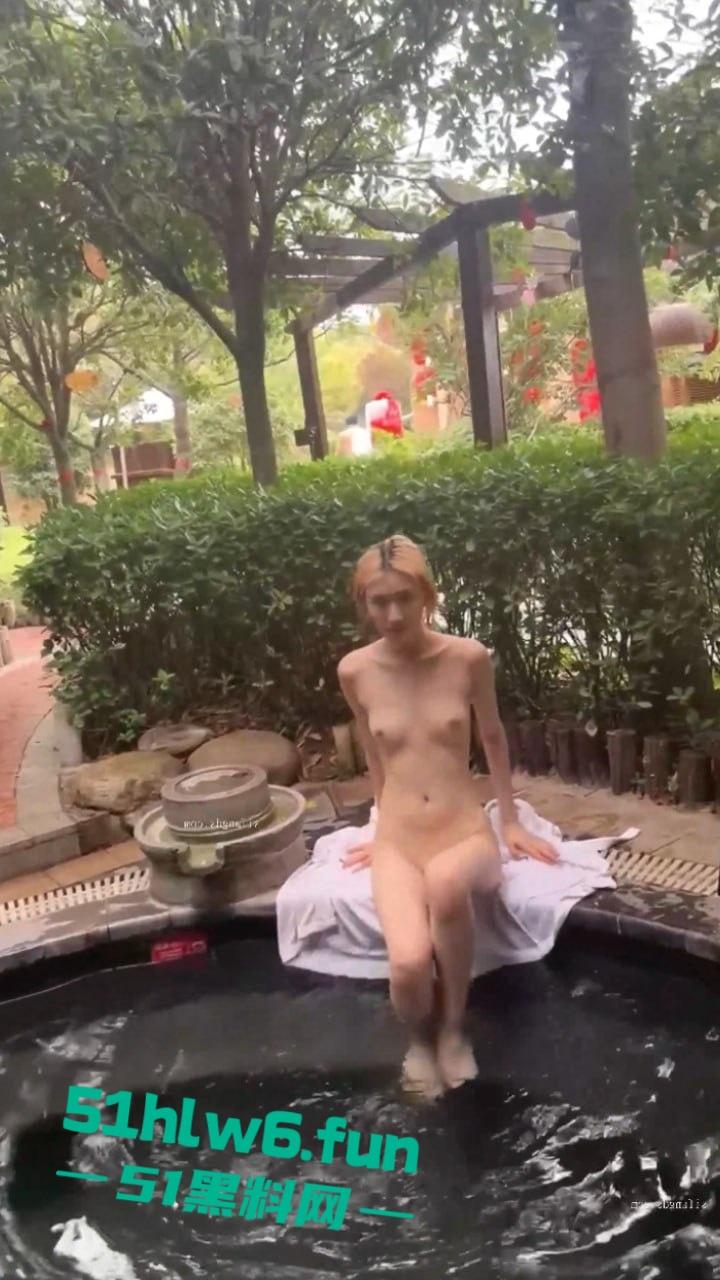 顶级身材校花女神【濑濑】身材高挑腿长逆天,被土豪调教自慰露出全裸游走学校性感至极。-4