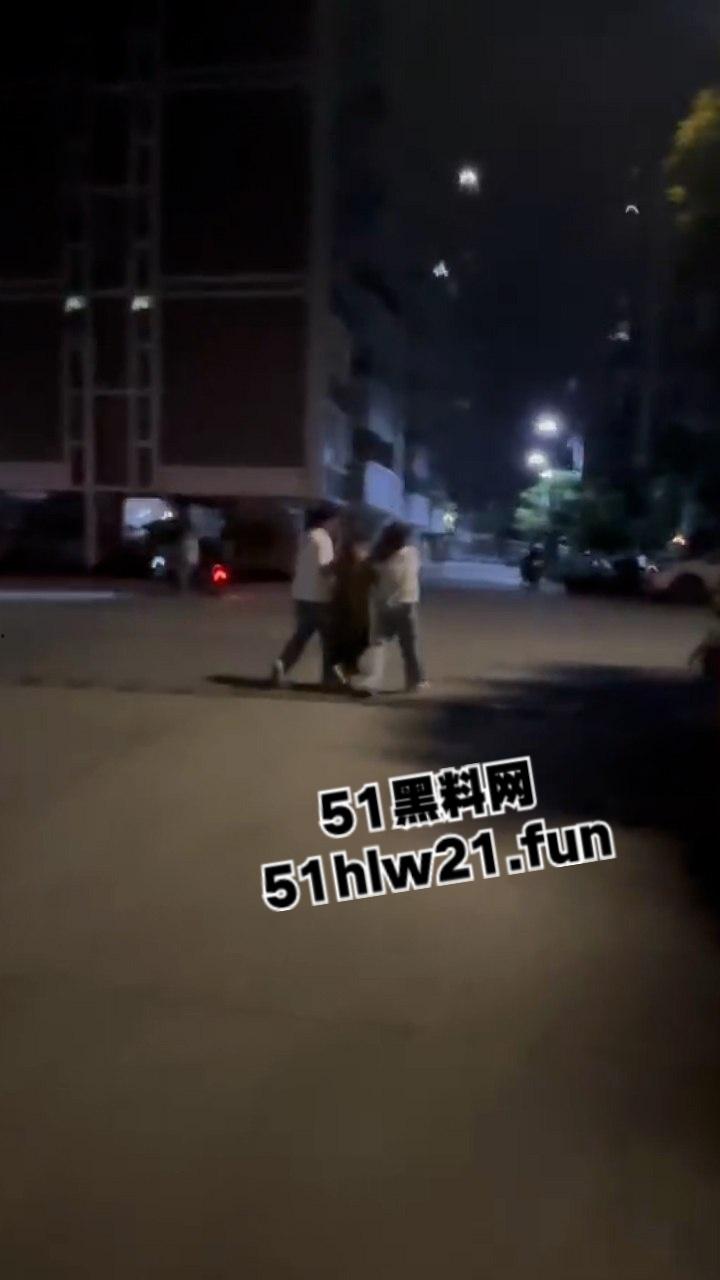 广东无耻小三女偷腥卖骚勾引男人,被原配当街扇脸暴揍,拎着头发让大家好好欣赏这张骚脸。-3