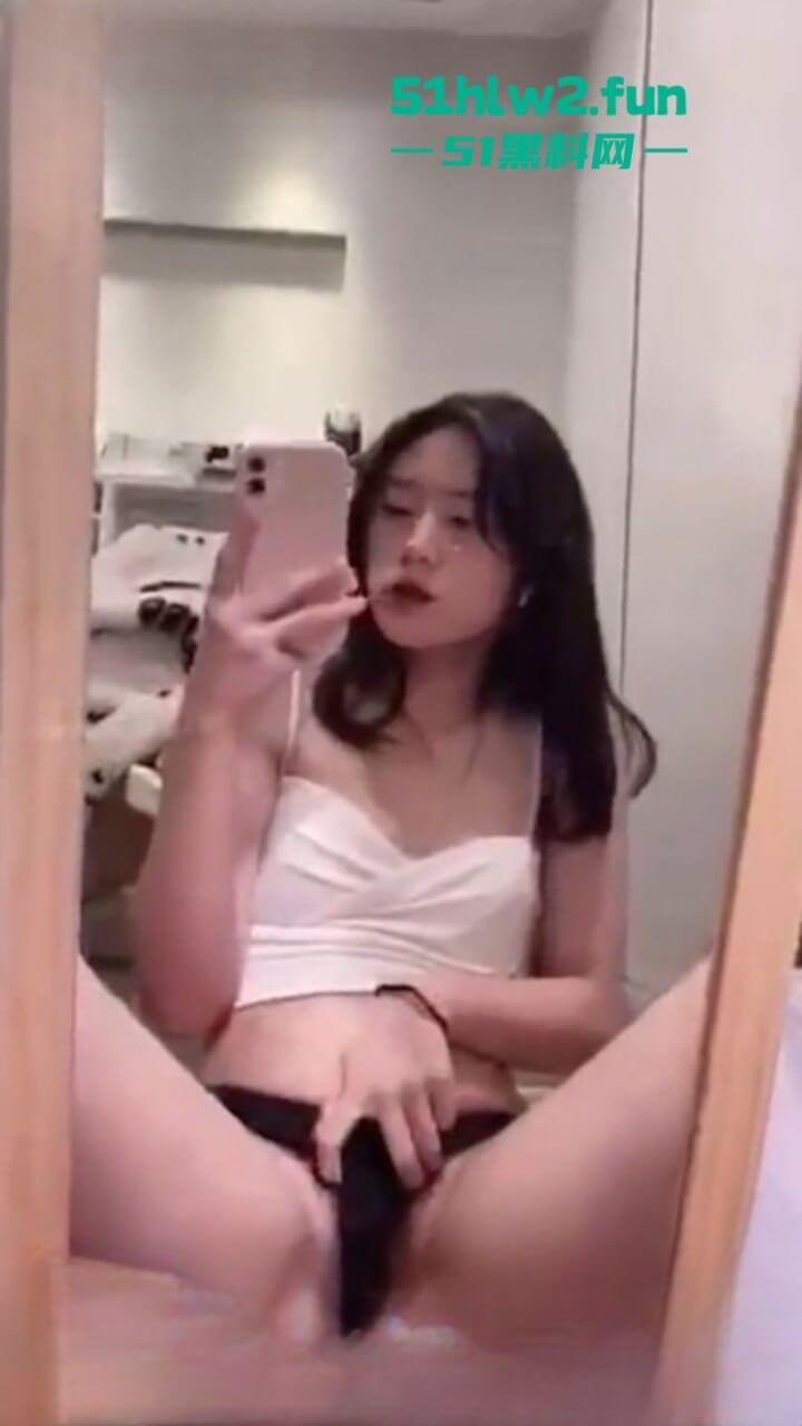 你喜欢的样子我都有,清纯颜值型女大学生送给男友的特殊开学礼物,泄欲发骚拍下视频被泄密!-3