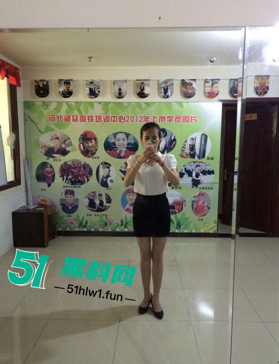 河北涵众高铁培训中心的女导师,平时教导学生高铁礼仪私下却是纯欲母狗,床照私密视频曝光。-7