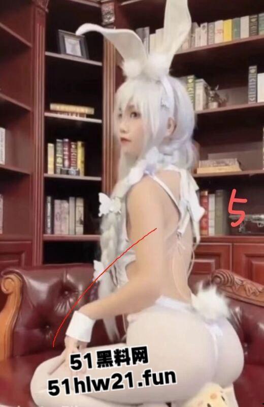 极品白嫩骚兔女郎网聊主动送炮,老实男激动提枪赴约却被上了生动一课脑袋坏了!-6