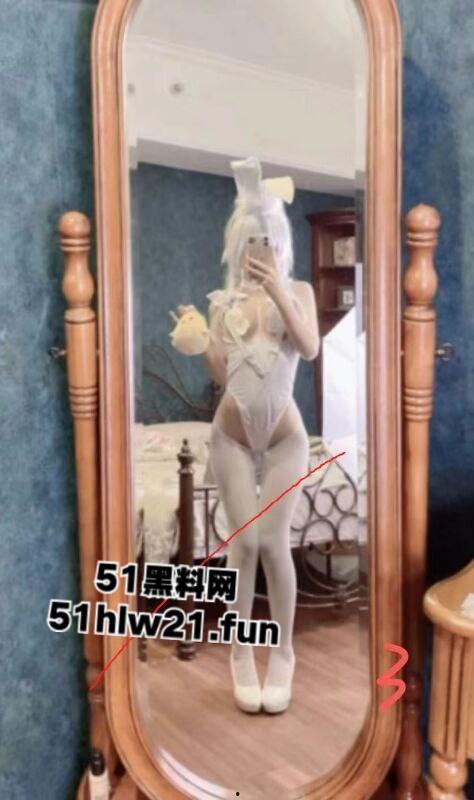 极品白嫩骚兔女郎网聊主动送炮,老实男激动提枪赴约却被上了生动一课脑袋坏了!-8