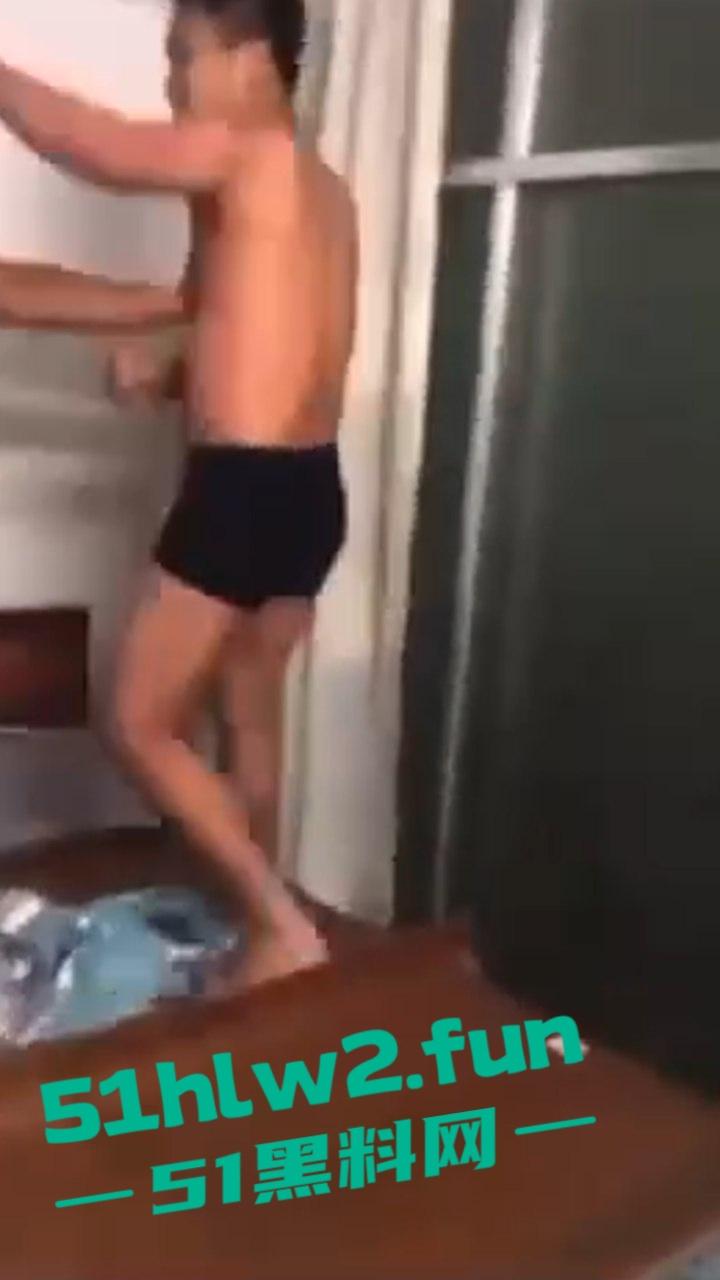 捉奸现场实拍,大胆奸夫到正主家里操别人老婆,结果丈夫提前回家捉奸当场暴揍场面超刺激。-2