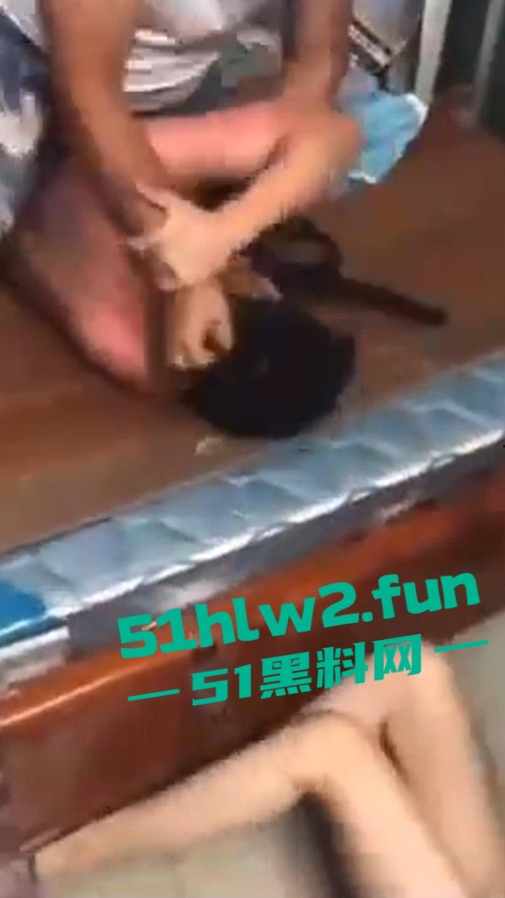 捉奸现场实拍,大胆奸夫到正主家里操别人老婆,结果丈夫提前回家捉奸当场暴揍场面超刺激。-3