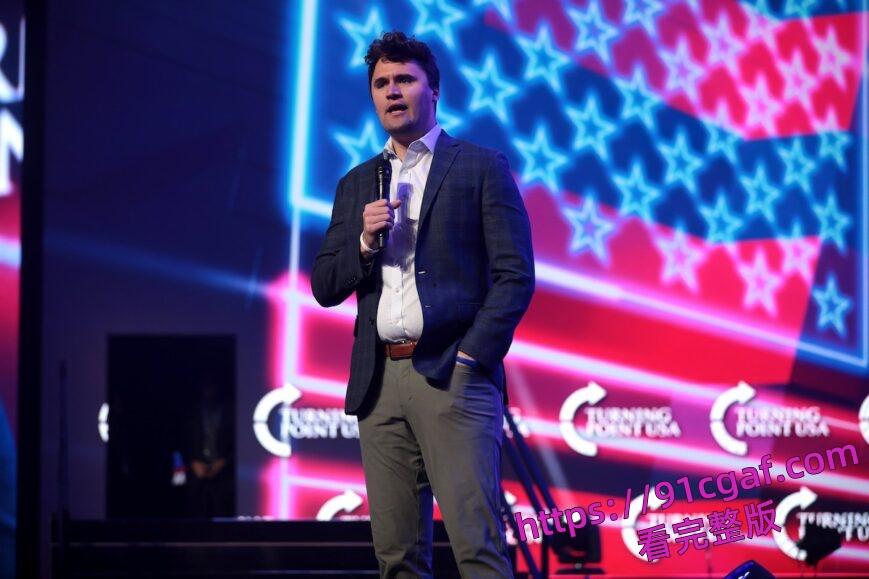 特朗普政治盟友查理科克在犹他州谷大学演讲时被枪杀 美国降半旗悼念右派盟友!-1