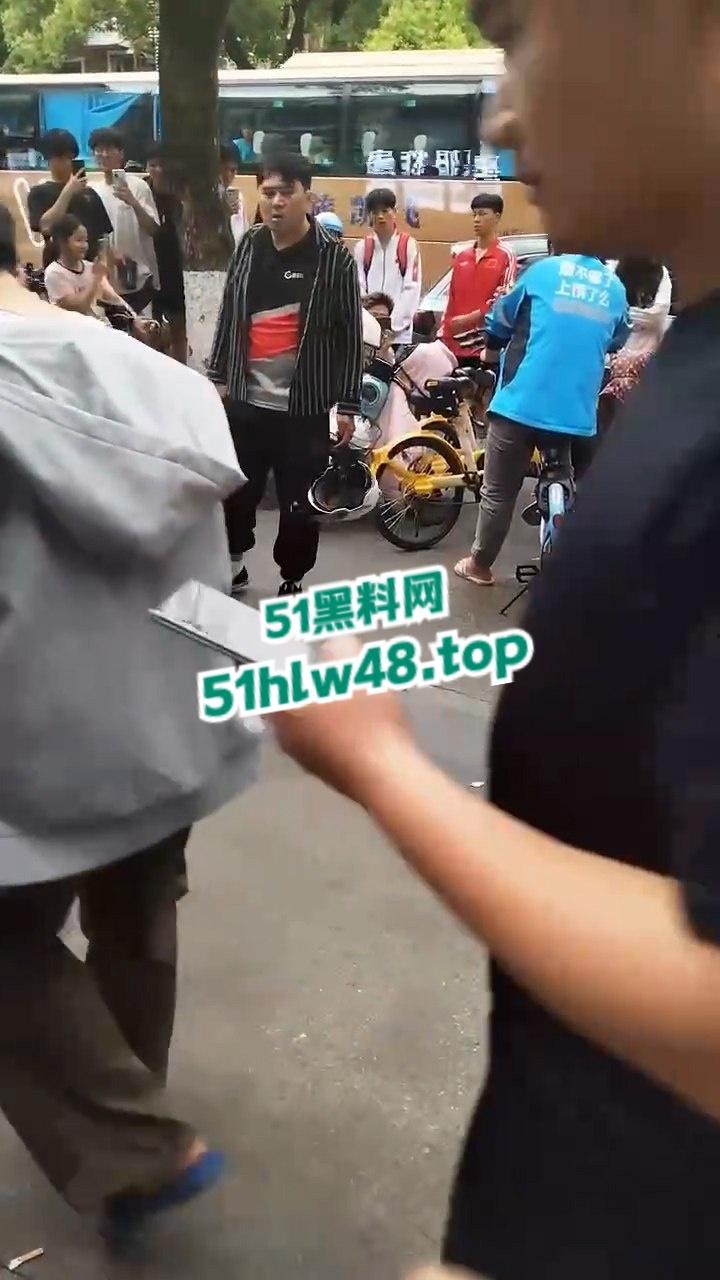 湖南纯爱小伙应声倒地!小伙为爱奔赴湖南打工,为爱工资全款上交却被女友戴绿帽。-1