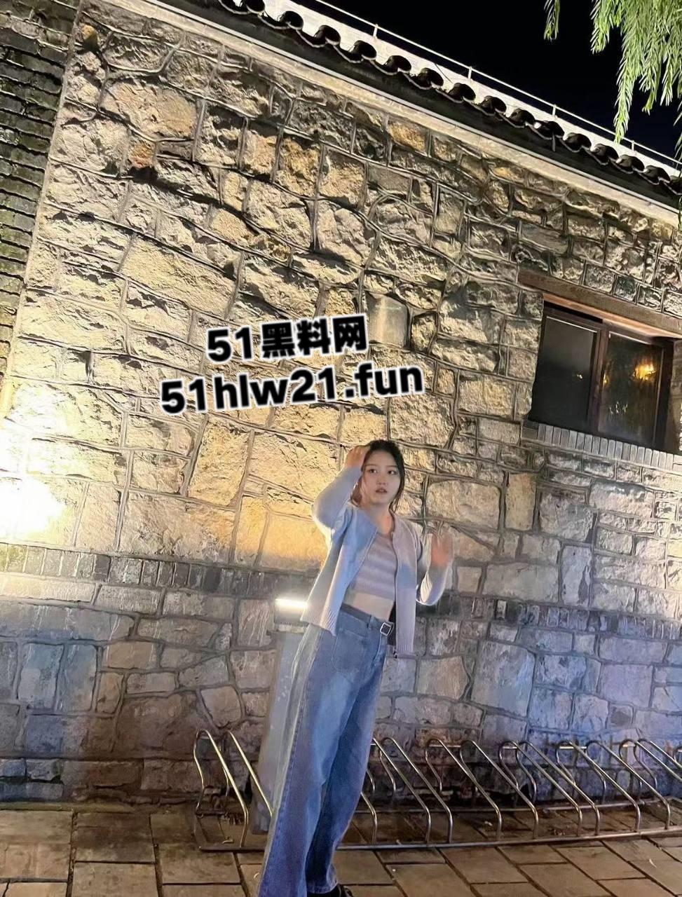 济南历下区的骚人妻【康红梅】背着老公到处偷情,带炮友婚房约炮,结果后来想从良被炮友无情曝光。-9