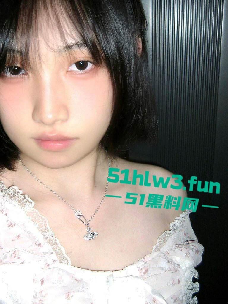 超性感极品学妹【刘文文】长腿翘臀性感骚货,穿黑丝诱惑勾引被金主约到酒店扛腿抽插叫声淫荡。-7